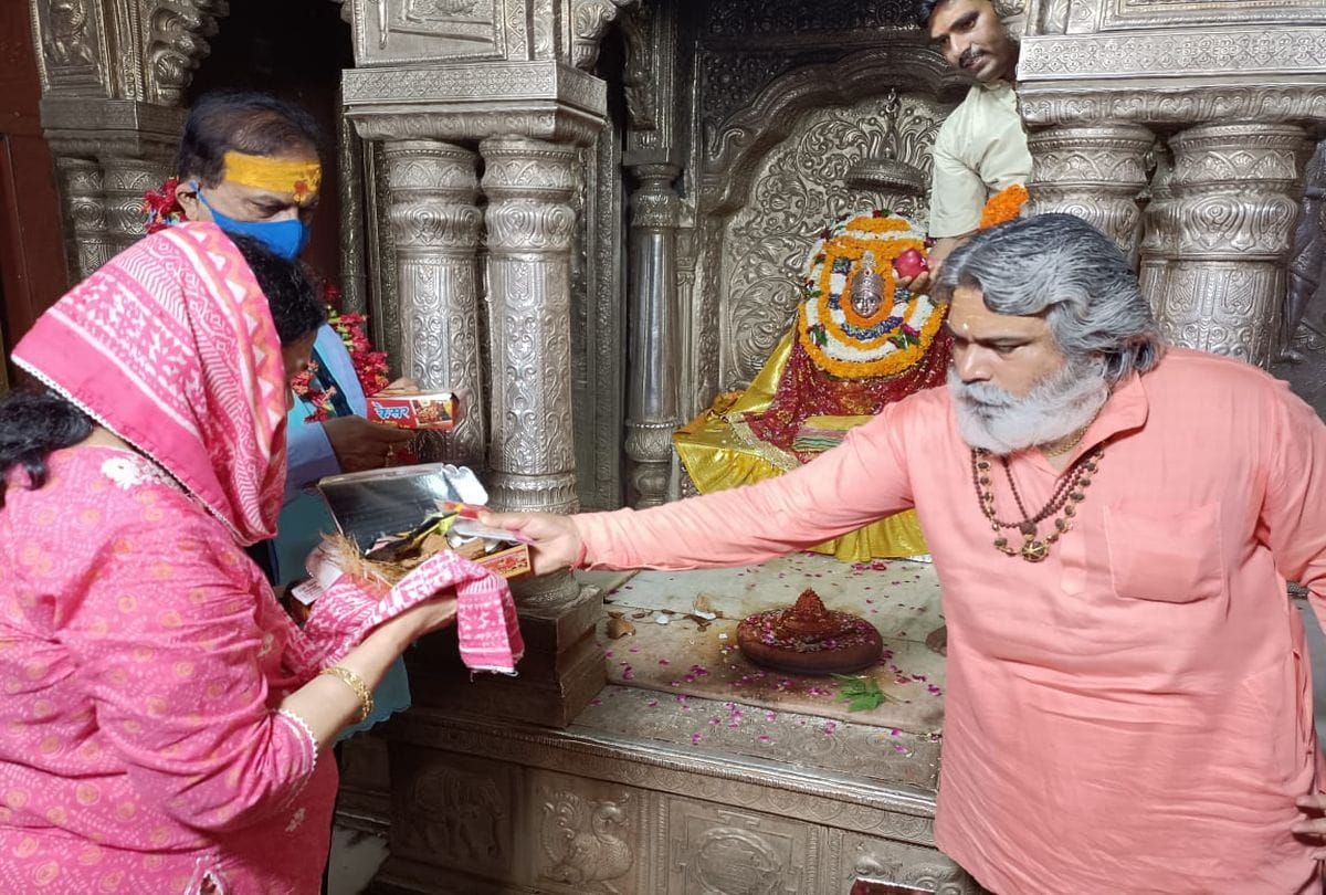 BSP General Secretary Satish Chandra worshiped at Annapurna temple congratulating Mahant and sought blessings in varanasi