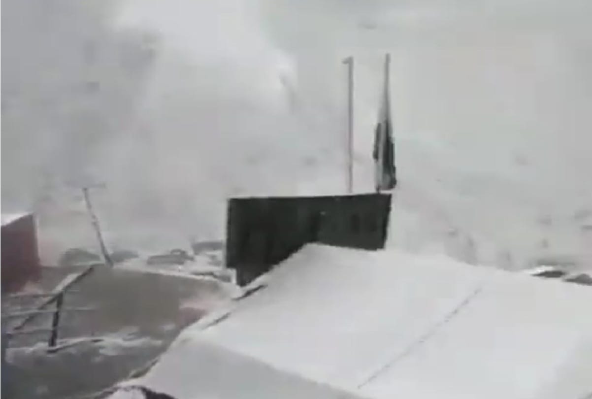 jammu and kashmir Snowfall in mountain areas including Amarnath cave