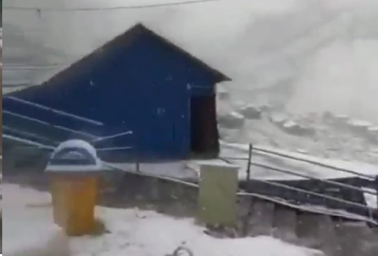 jammu and kashmir Snowfall in mountain areas including Amarnath cave