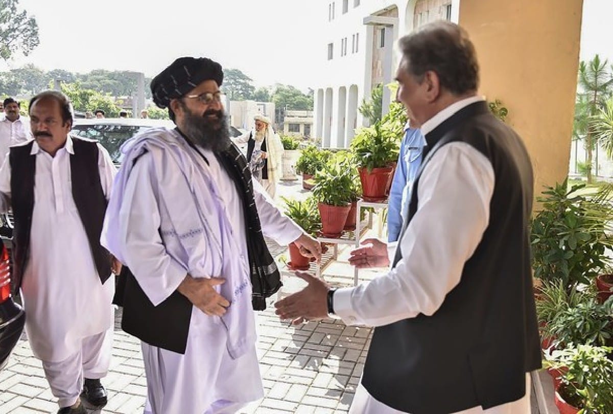 तालिबान के सह-संस्थापक मुल्ला गनी बरादर का 2019 में इस्लामाबाद में स्वागत करते पाकिस्तान के विदेश मंत्री शाह महमूद कुरैशी।