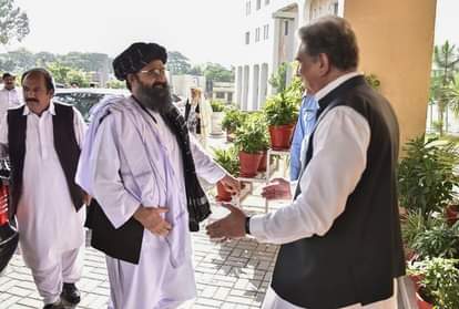 मुल्ला गनी बरादर  के साथ पाकिस्तान के विदेश मंत्री कुरैशी