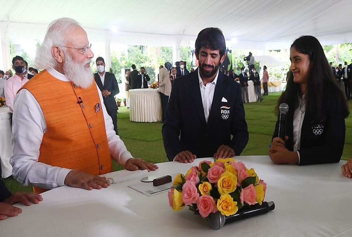 Prime Minister Narendra Modi encouraged Wrestler Vinesh Phogat during Tokyo olympians meeting said Do not get bogged down by defeat