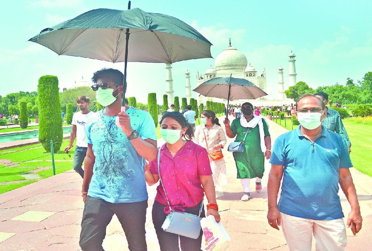 Taj Mahal 20 Thousand Tourist Visits