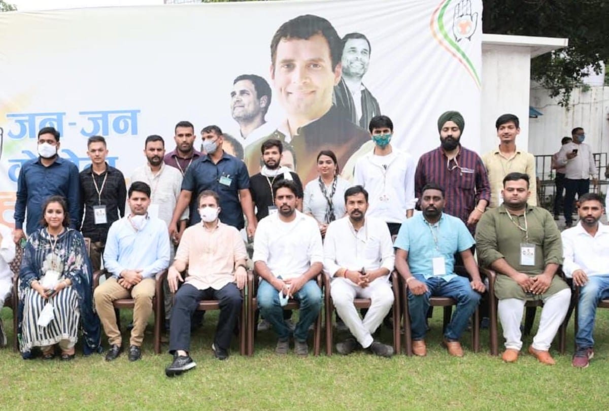 Rahul Gandhi honored youth congress District una President Raghav Thakur