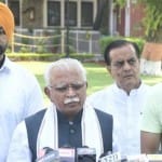हरियाणा के सीएम मनोहर लाल से मिले ओलंपिक पदक विजेता नीरज चोपड़ा।