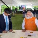 स्वर्ण पदक विजेता नीरज चोपड़ा से बात करते प्रधानमंत्री नरेंद्र मोदी
