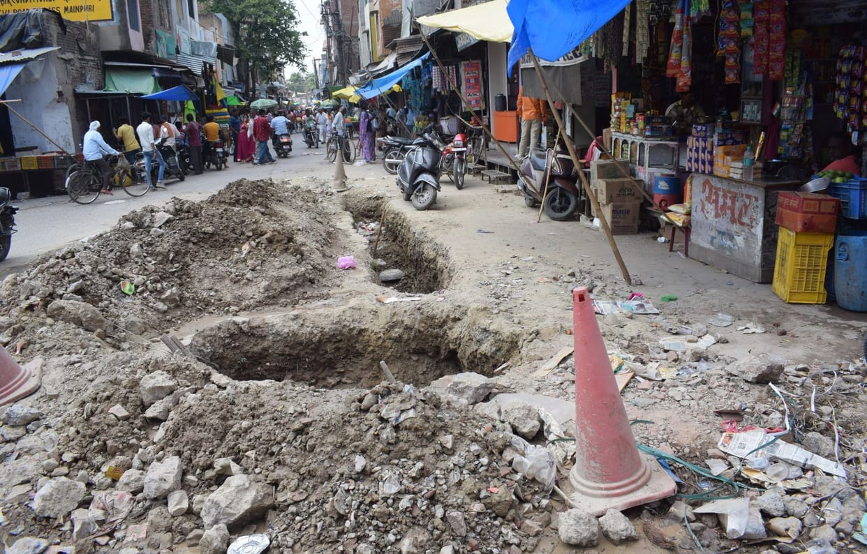 Traders upset due to road dug in Lenganj on Rakshabandhan