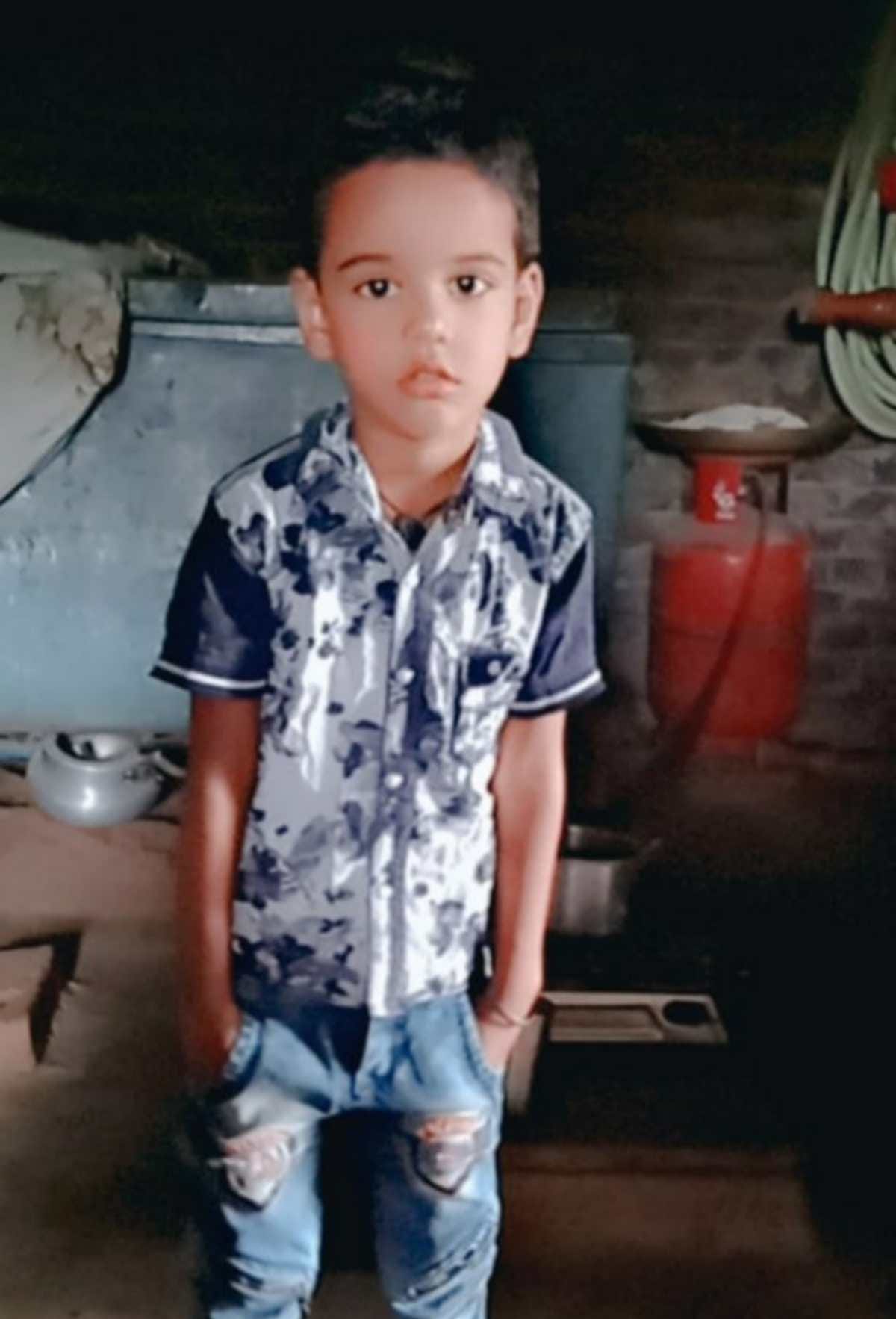 Three children grip scorched by 11 thousand voltage wire two died another in critical condition in jaunpur