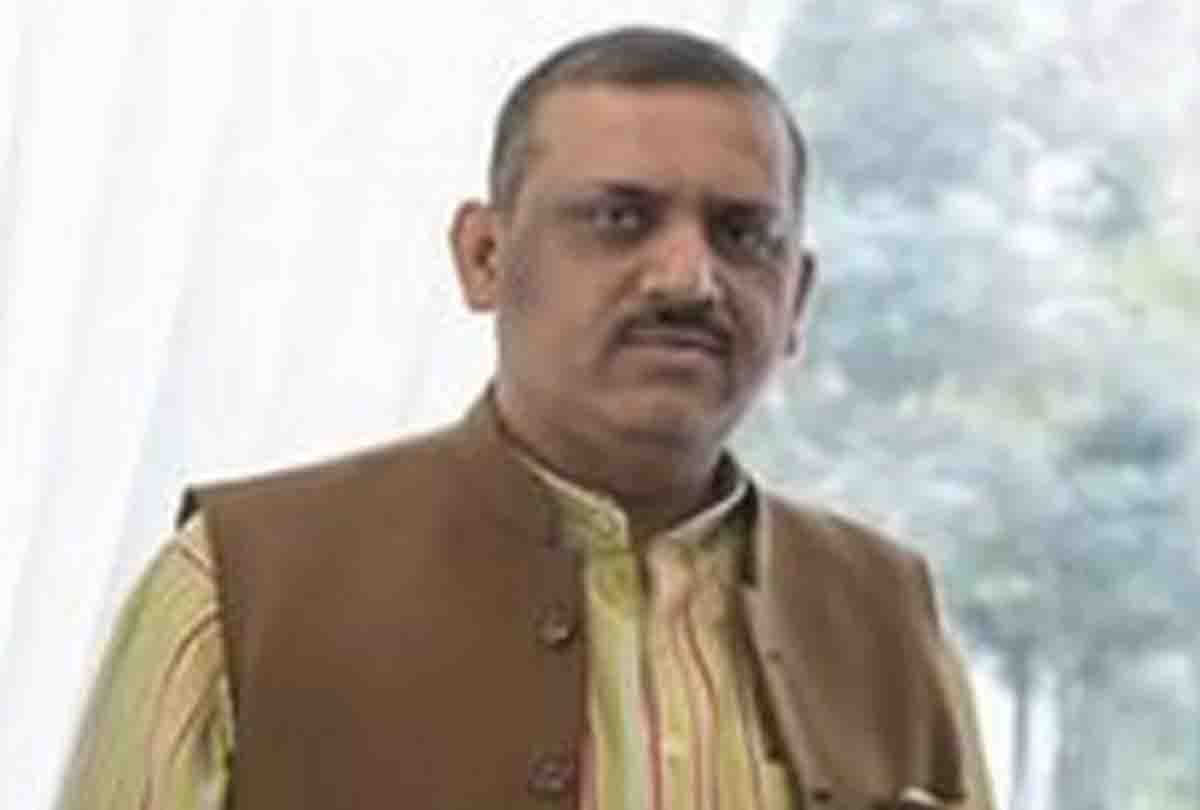 Report on SP MLA who announced reward for slapping to officer