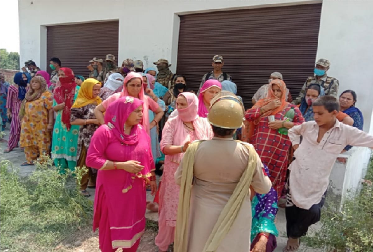 jammu-kashmir: Angry people agitated over opening of liquor shop in Jammu, lathi charge after stone pelting on police
