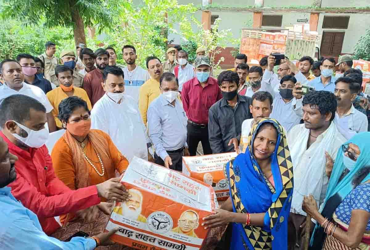 Minister of State Sadhvi Niranjan Jyoti met flood victims in Hamirpur