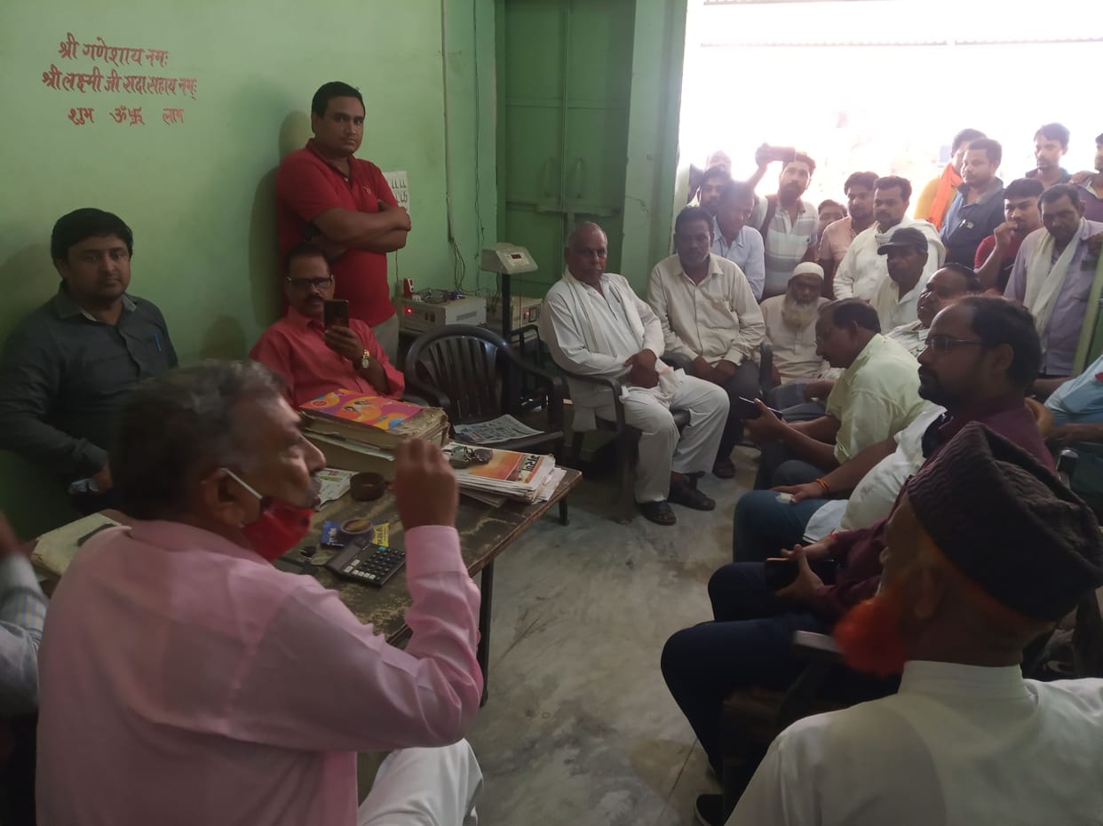 Two groups of traders clashed in the new market of Dhampur
