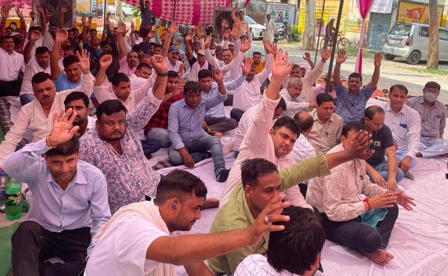 Block employees continue to picket for the third day