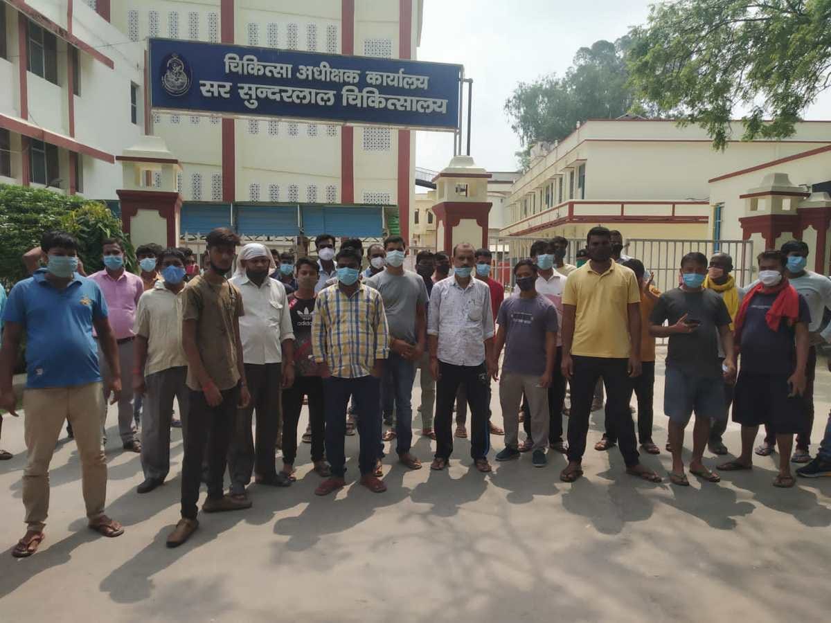 patients relatives protest over not getting treatment facilities and black fungus injection in bhu hospital
