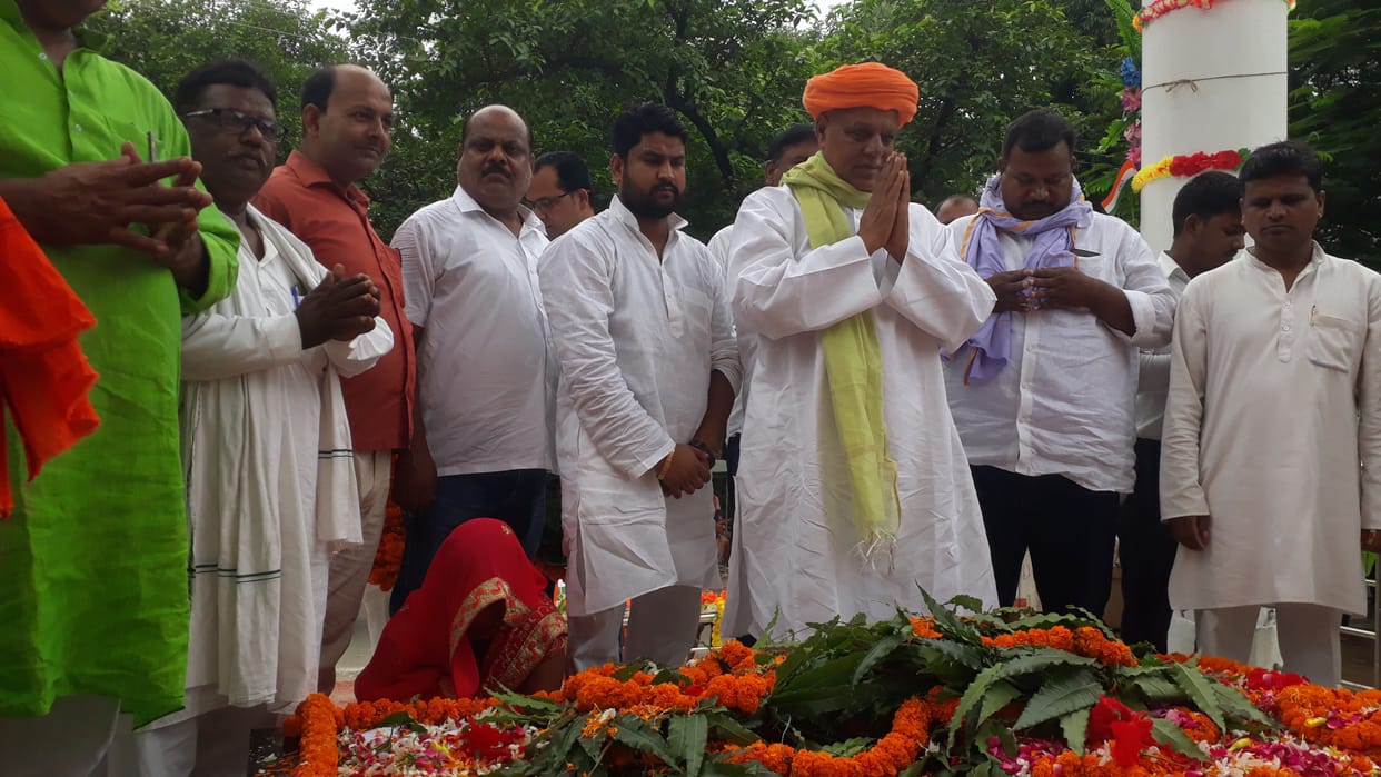 Salute the martyrs by garlanding the martyrs memorial