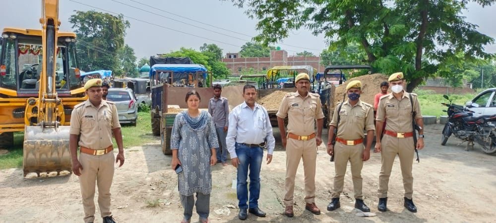 Five tractors and JCB seize illegal mining