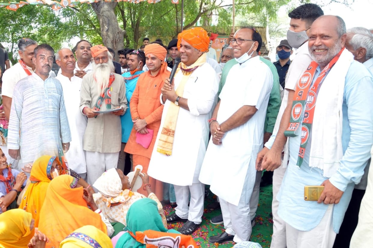 The farmers sitting under the demand of underpass conducted to the Union Minister