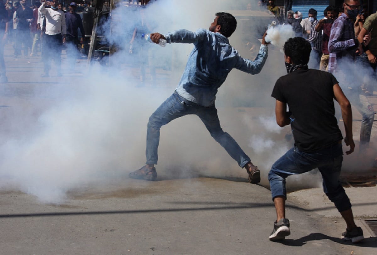 jammu and kashmir Attempts to take out Muharram procession in Srinagar Police did lathi charge, fired tear gas shells