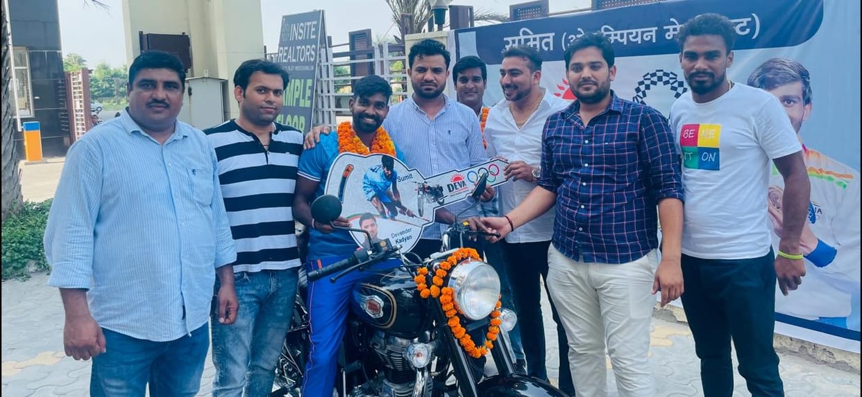 Hockey player honored Sumit by giving bullet bike