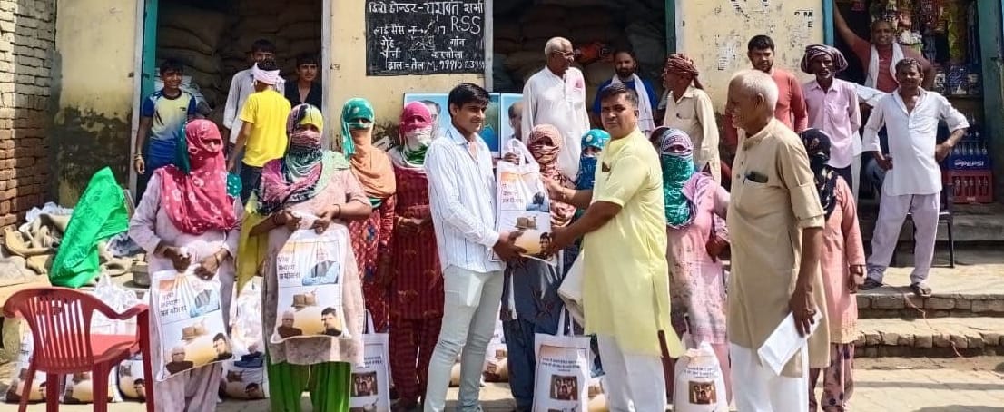 Farmers protest by burning bags with photos of PM, CM