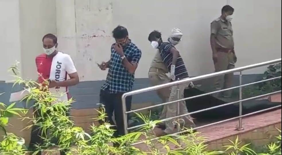Health workers and police dragged unclaimed bodies