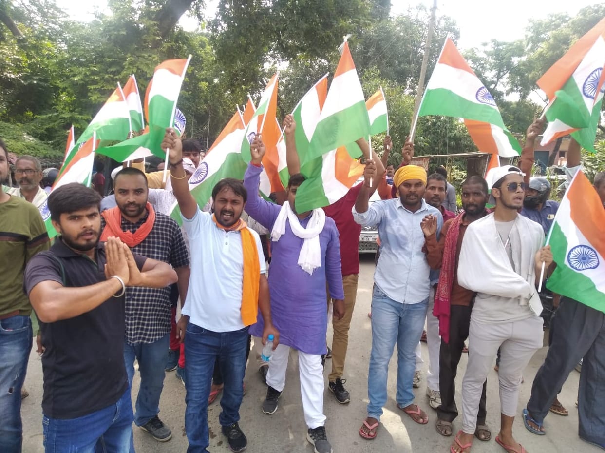 Ghazipur: Tricolor paid tribute to the martyrs by taking out the tricolor yatra, flag hoisting and havan-worship at the memorial building
