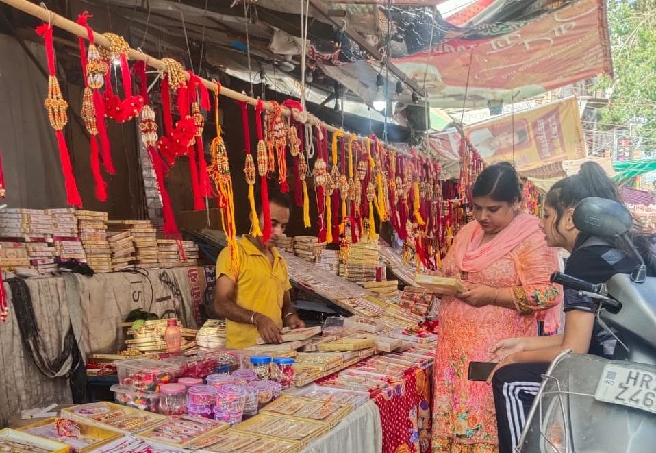 On Rakshabandhan, there is an increase in the market, postmen will distribute rakhis even on holidays