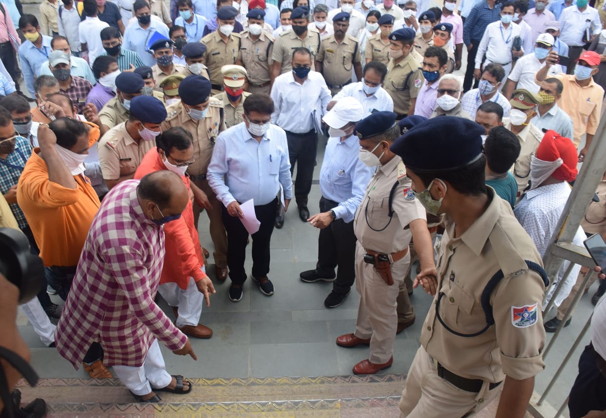 Railway GM got angry with the scuffle at the station