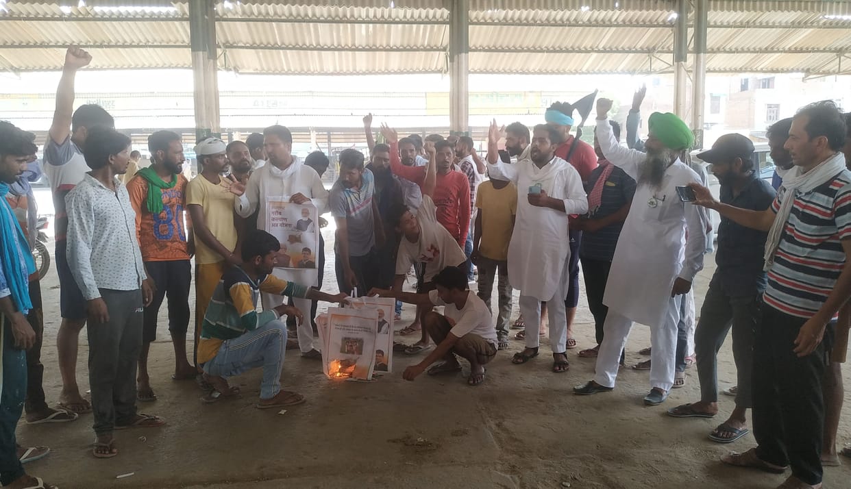 Farmers burnt bags with pictures of PM and CM