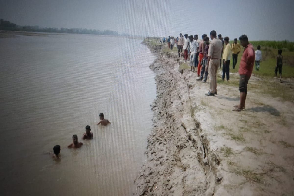 Ambikapur Boat overturned while crossing gauge river