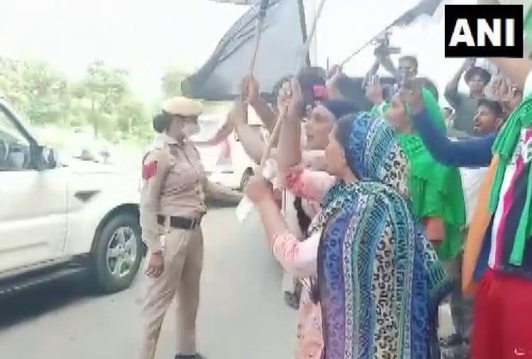 Farmers protest against SAD president Sukhbir Singh Badal in Zira area of Punjab