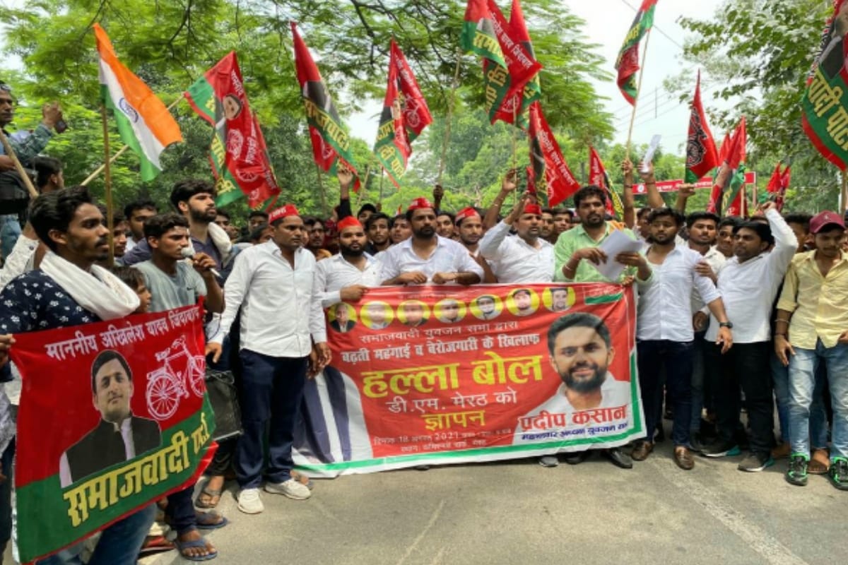 Meerut: Samajwadi Party workers demonstrated against the rising prices of diesel-petrol