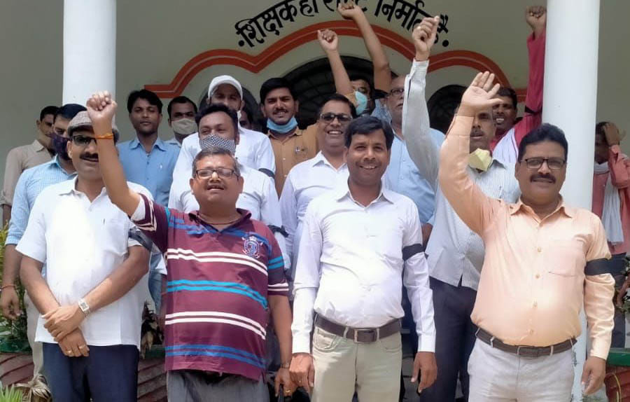 Teachers protested by tying a black band