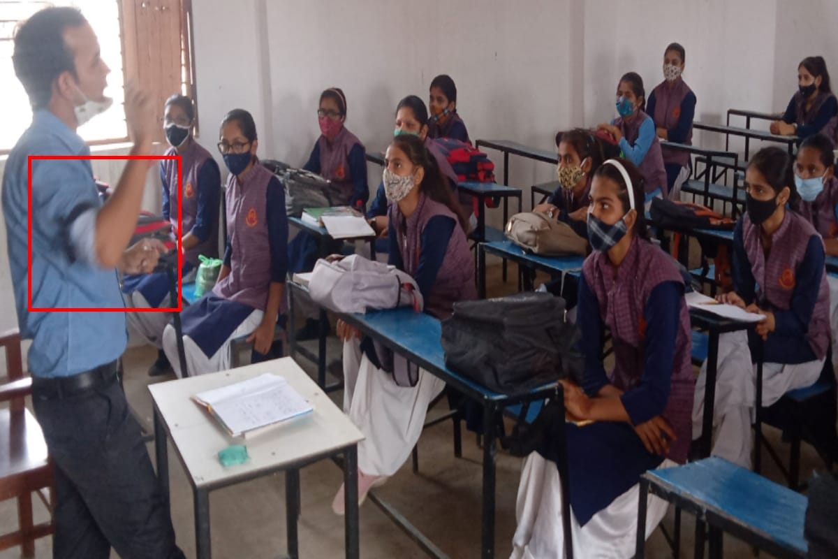 Opposition to the second shift in UP Board schools in Meerut, teachers are teaching by wearing black band