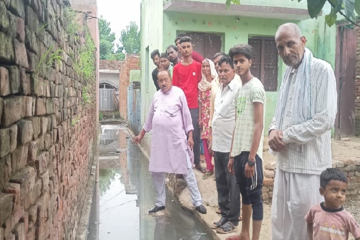 Meerut: forty families forced to leave private house in Daurala to live on rent due to water drainage problem