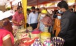 अंबरपुर में प्रदशर्नी में लगे स्टॉलों का निरीक्षण करतीं  राज्यपाल आनंदीबेन पटेल। (संवाद)
