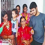परिवार के लोगों ने एक-दूसरे को खिलाई मिठाई