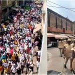 मंटोला में जुलूस निकाले लोग और पुलिसकर्मी