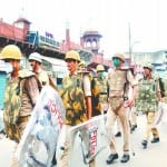 पैदल मार्च करती पुलिस
