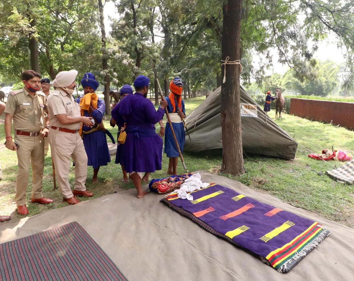 Nihang Sikhs reached Matka Chowk by tractor and horse, the hands of the police swelled