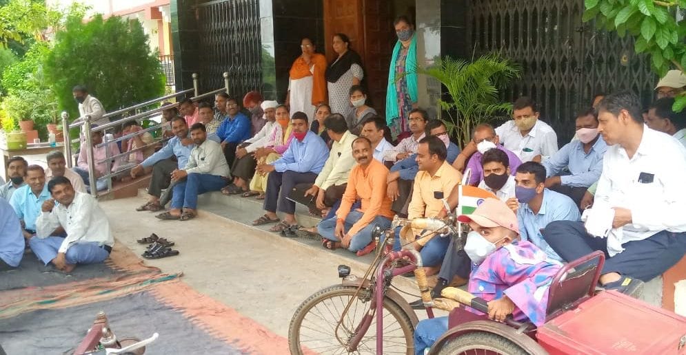 University employees protested by protesting