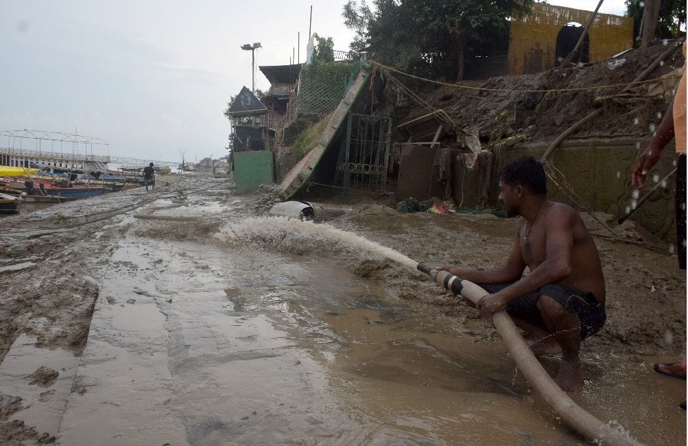 water level of Ganga rapidly decreasing in varanasi but trouble remains people struggling with problem of silt