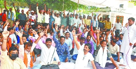 Work boycott of contract workers... there was an outcry over electricity