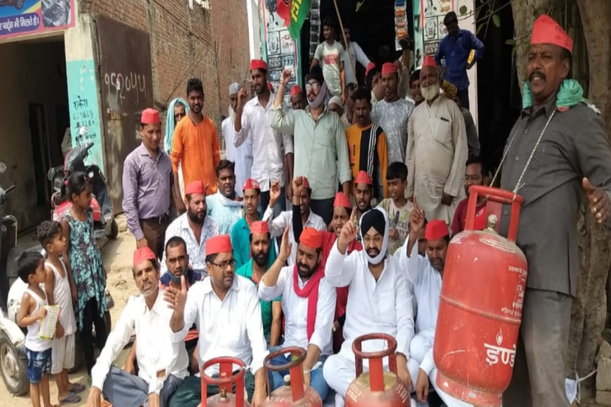 Meerut: Samajwadi Party workers protest against rising prices of diesel-petrol