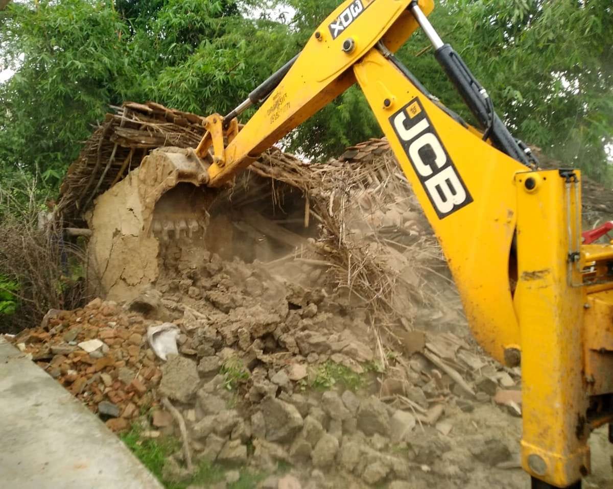 Bulldozers on illegal houses built on government land