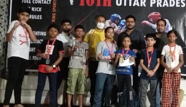 Hathras: Kulsoom of Sadabad won gold medal in state level kick boxing