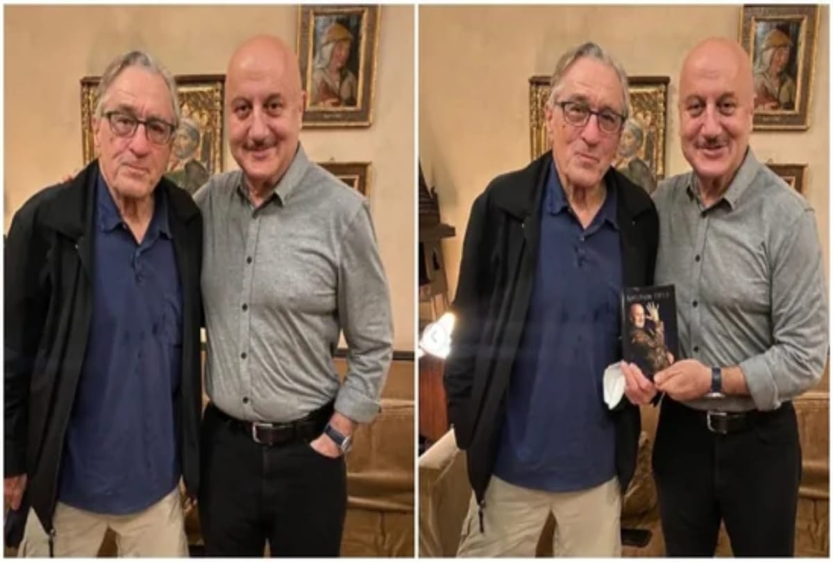 Anupam Kher poses with Robert De Niro 'Thank you for most delicious dinner'