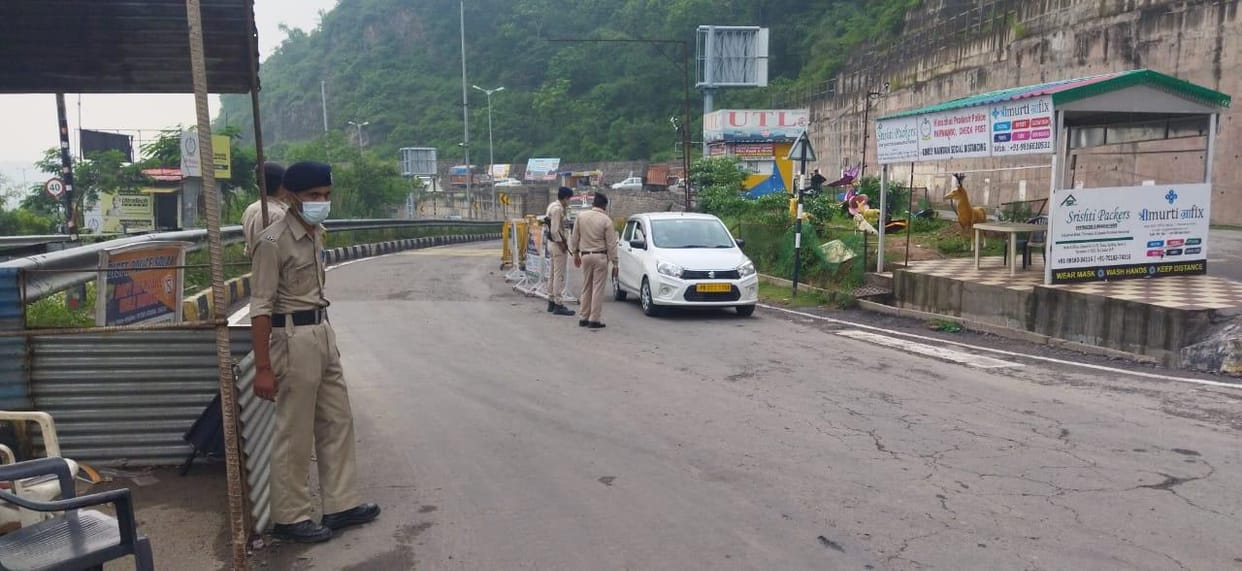 Police teams allows to enter people only after inspecting covid E-pass or vaccination certificates at Parvanoo barrier