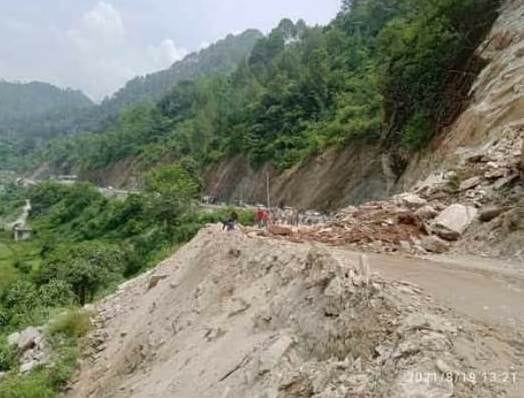 Badrinath Highway remained closed for half an hour due to debris near Langasu