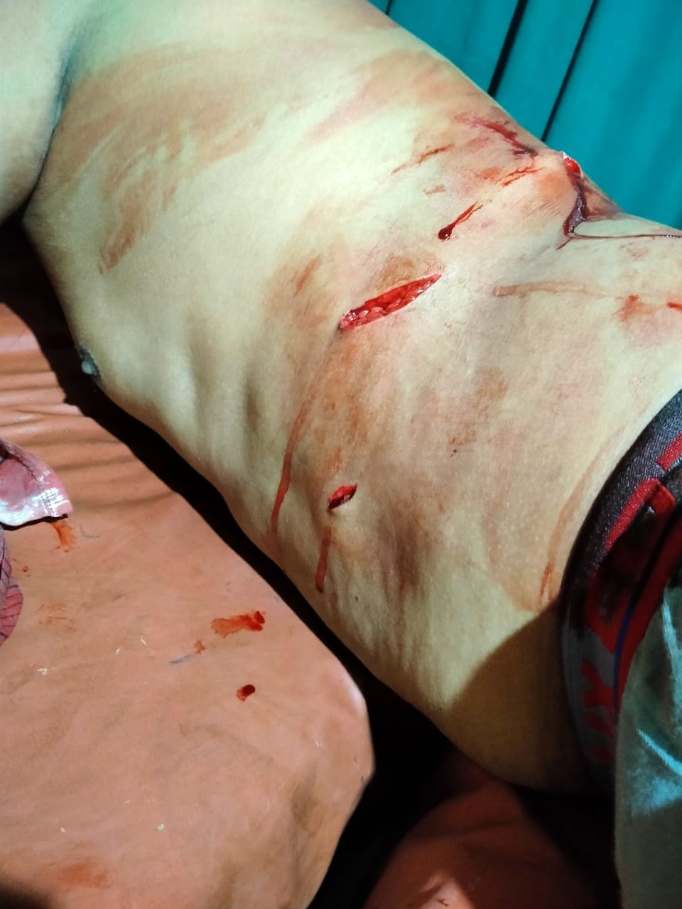 Knife  in the shopkeepers with the customer